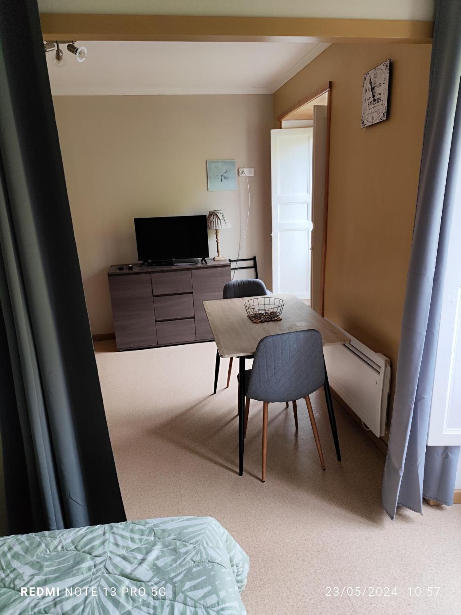 Location T1 Hyper Centre 350 M Des Thermes 200 M Des Telecabines Deuxieme Etage Avec Ascenseur